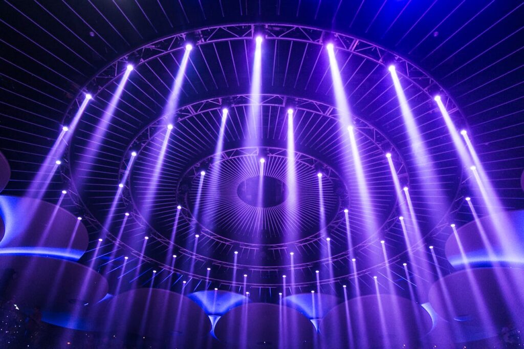 Plafond aux jeux de lumières