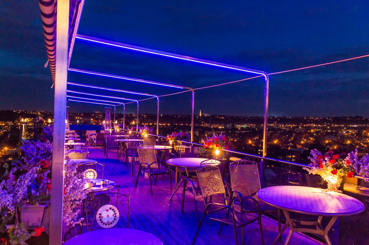 Table en terrasse de nuit