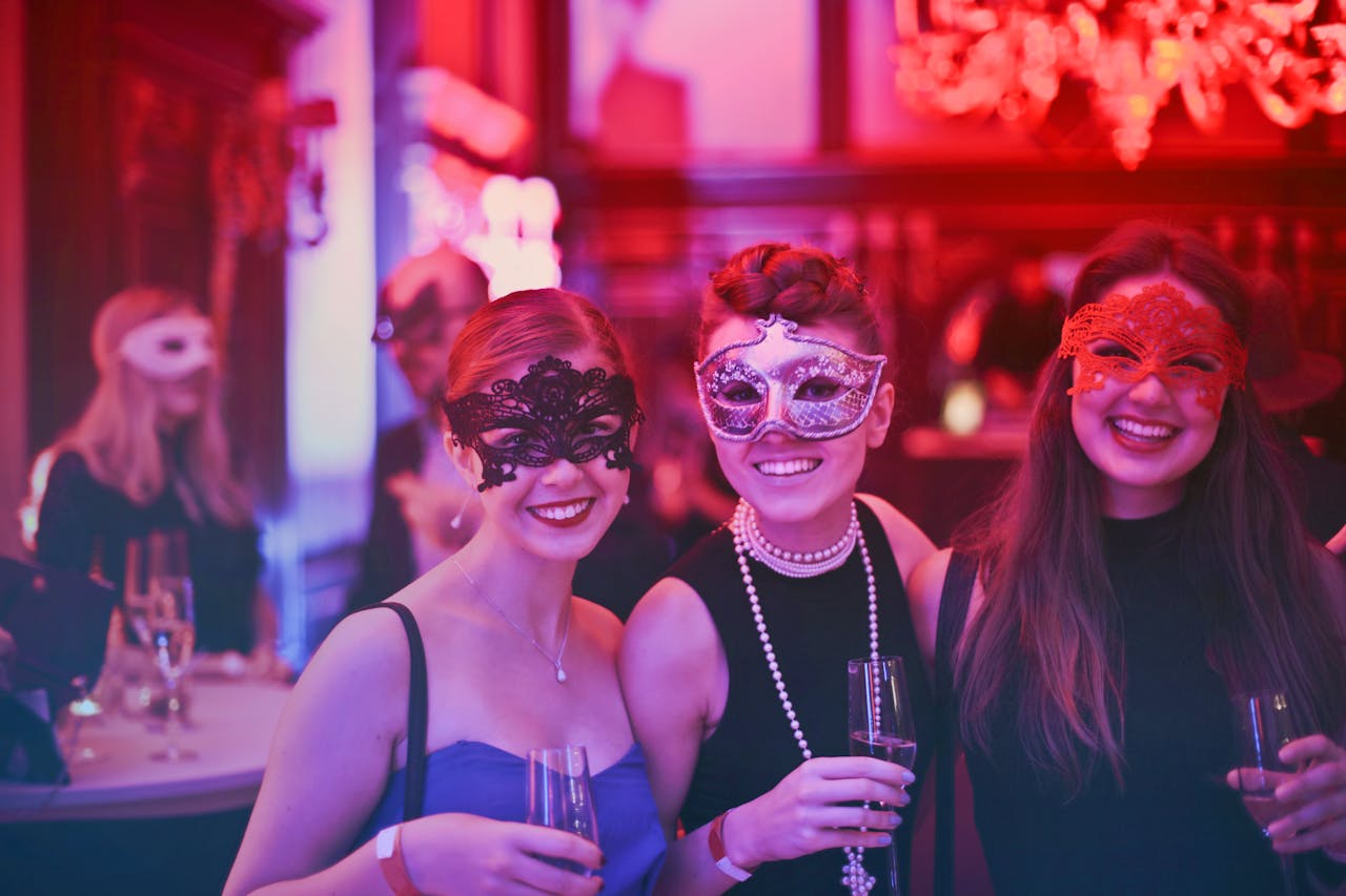 Filles avec masques de bal costumé