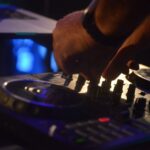 main de DJ sur table de msage